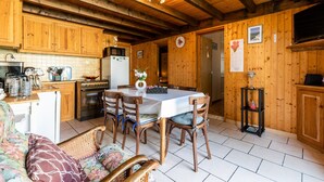 Un intérieur en bois comprenant une cuisine, un coin repas et un canapé.