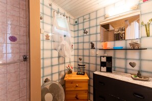 Chuveiro, secador de cabelo, toalhas de banho 