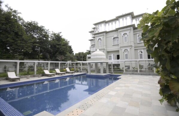 Kolam renang outdoor