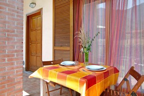 Outdoor dining - Apartment "Colorful" with Mountain View and Private Garden (Colico)