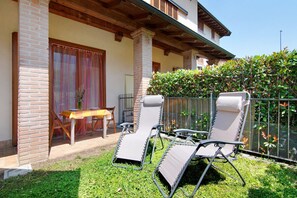 Outdoor dining - Apartment "Colorful" with Mountain View and Private Garden (Colico)