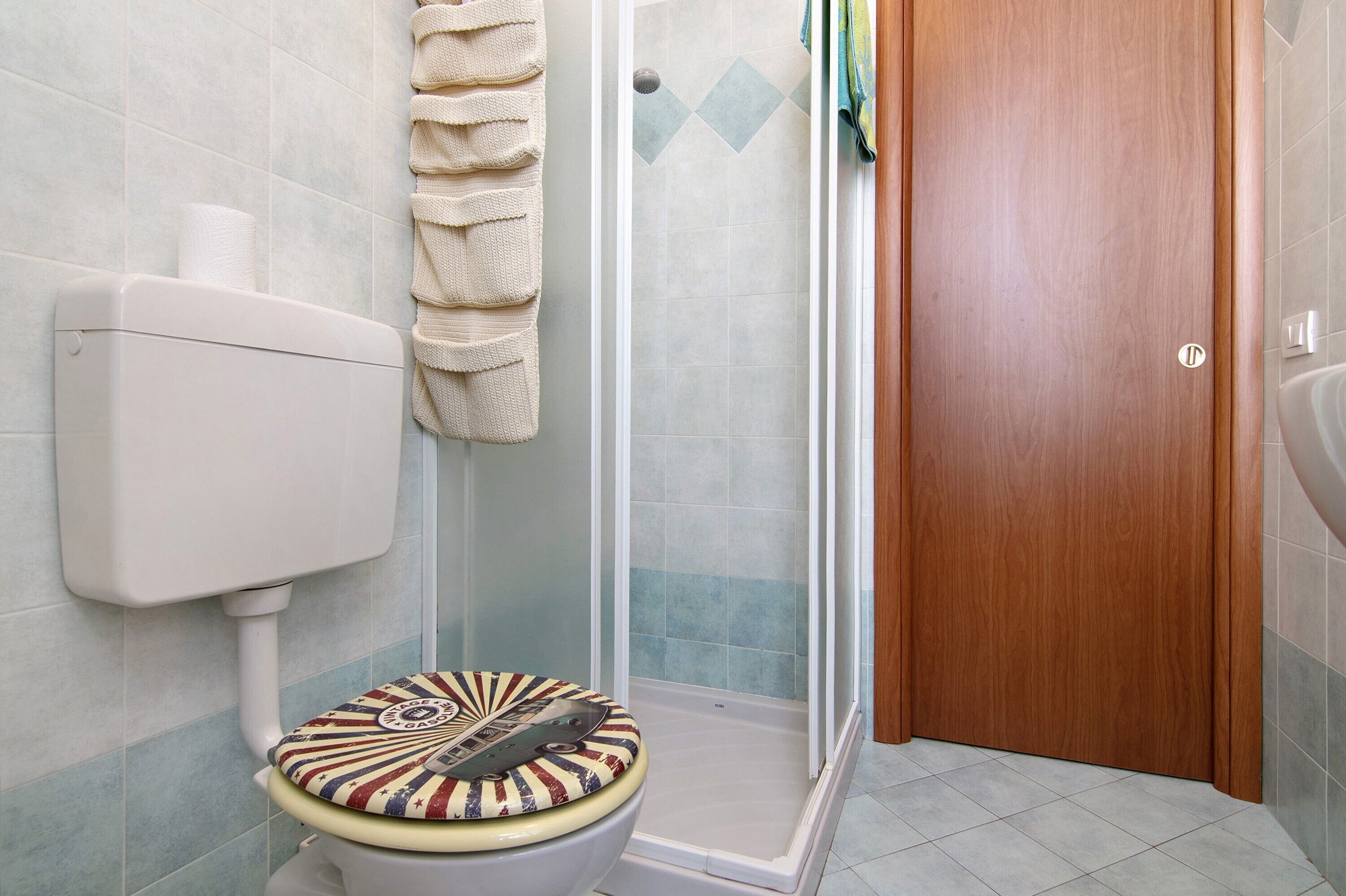 Douche, sèche-cheveux, serviettes fournies