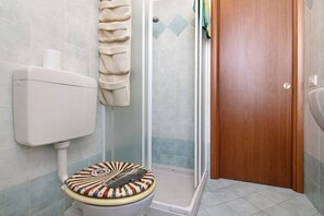Shower, hair dryer, towels - Apartment "Colorful" with Mountain View and Private Garden (Colico)