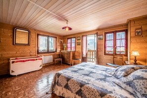 2 bedrooms, iron/ironing board, WiFi