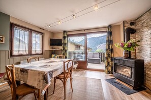 Interior - Chalet "Perce Neige" with Mountain View and Private Garden (CHÂTEL)