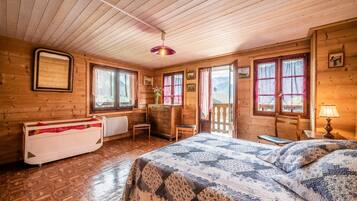 2 bedrooms, iron/ironing board, WiFi