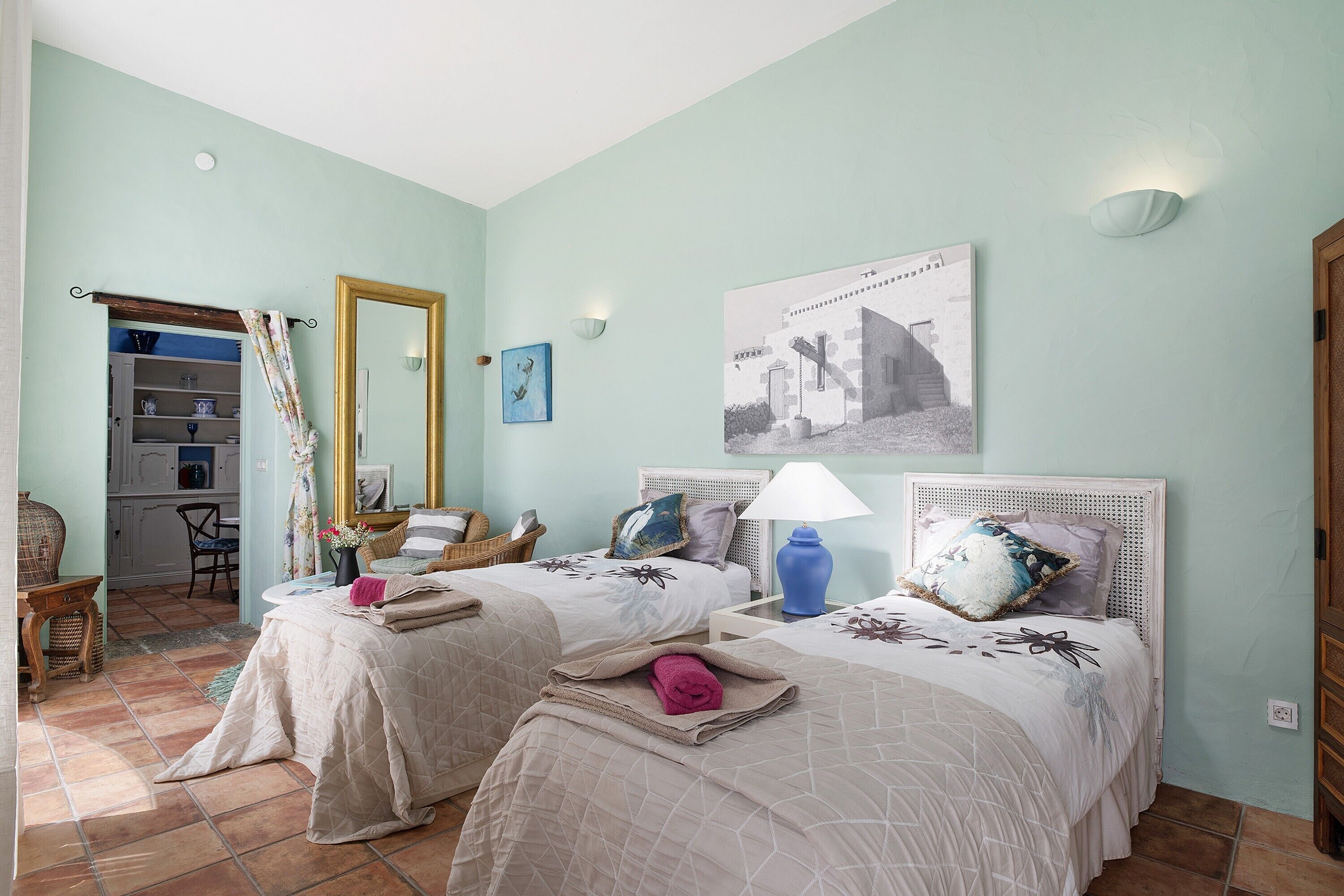1 slaapkamer, een strijkplank/strijkijzer, gratis wifi, beddengoed