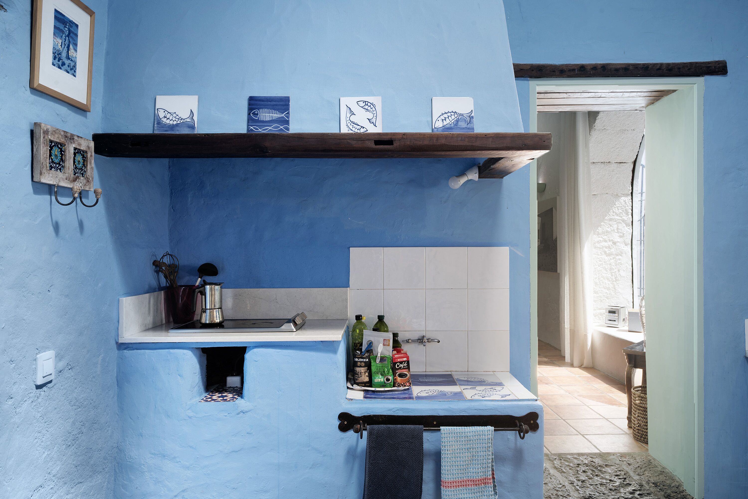 Een koelkast, een magnetron, een kookplaat