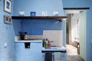 Réfrigérateur, micro-ondes, plaque de cuisson, cafetière/bouilloire