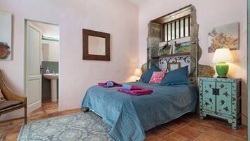 1 habitación, tabla de planchar con plancha, wifi gratis y ropa de cama