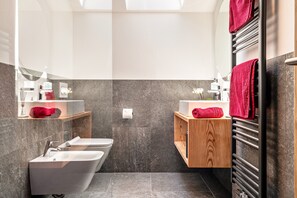 Shower, free toiletries, hair dryer, towels - Apartment "Morodeserhof Bühlen 2" with Mountain View, Terraces & Wi-Fi (Castelrotto)