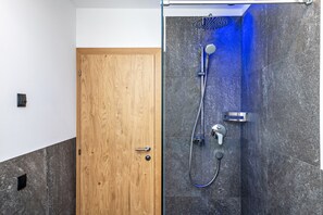 Douche, articles de toilette gratuits, sèche-cheveux
