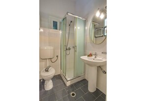 Shower, free toiletries, hair dryer, towels - Villa "Dendro" with Private Pool & Wi-Fi (Paxoi)