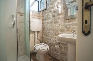 Douche, sĂšche-cheveux, serviettes fournies