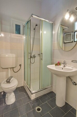 Shower, free toiletries, hair dryer, towels - Villa "Dendro" with Private Pool & Wi-Fi (Paxoi)