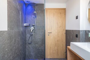 Een douche, gratis toiletartikelen, een haardroger, handdoeken