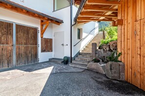 Exterior detail - Apartment 'Morodeserhof Apt Puflatsch' with Mountain View, Shared Terrace and Wi-Fi (Castelrotto)