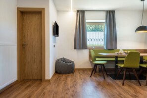 Dining - Apartment 'Morodeserhof Apt Puflatsch' with Mountain View, Shared Terrace and Wi-Fi (Castelrotto)