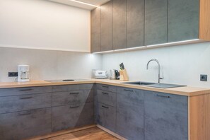 Fridge, microwave, stovetop, dishwasher