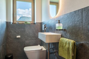 Shower, hair dryer, towels - Apartment 'Morodeserhof Apt Puflatsch' with Mountain View, Shared Terrace and Wi-Fi (Castelrotto)