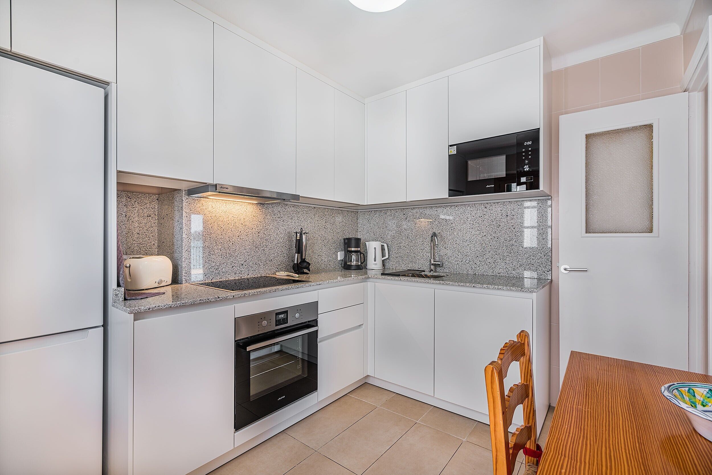 冰箱、微波炉、烤箱、炉灶