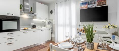 冰箱、微波炉、烤箱、炉灶