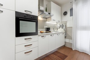 Jääkaappi, mikroaaltouuni, uuni, liesi