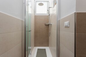 Douche, sèche-cheveux, serviettes fournies