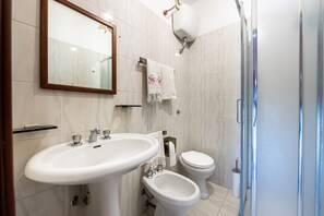 Ducha, artículos de tocador gratuitos, secador de pelo, toallas