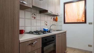 Fridge, oven, stovetop, coffee/tea maker