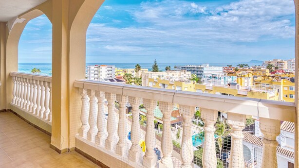 A balcony with a view of the sea and buildings. - Holiday Apartment 'Barlovento I' with Sea View, Terrace, Shared Pool & Wi-Fi (Xeraco)