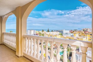 A balcony with a view of the sea and buildings. - Holiday Apartment 'Barlovento I' with Sea View, Terrace, Shared Pool & Wi-Fi (Xeraco)