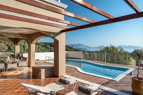 Villa 'Kumusha' with Sea View, Pool, Garden & Wi-Fi