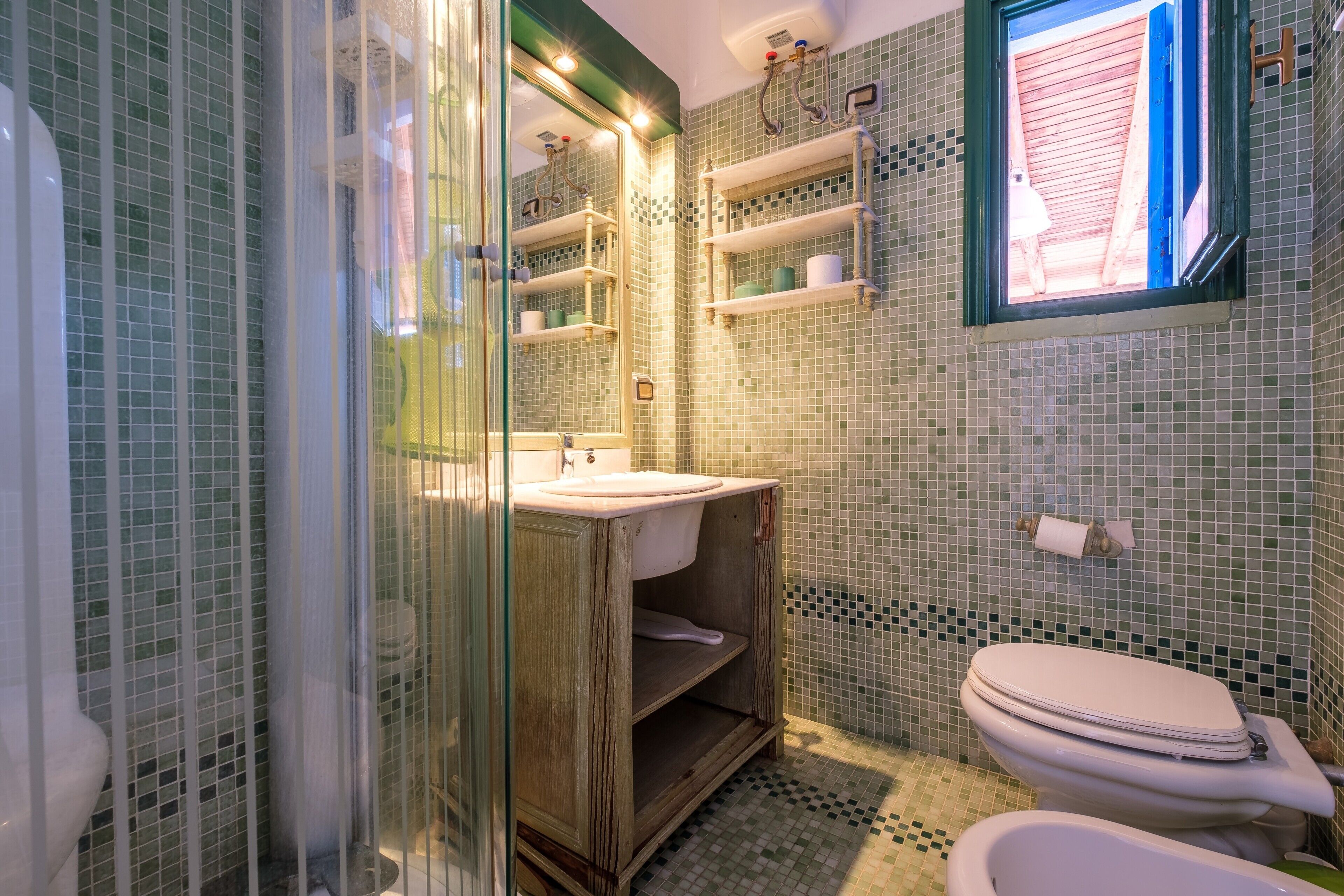 Dusche, Haartrockner, Handtücher