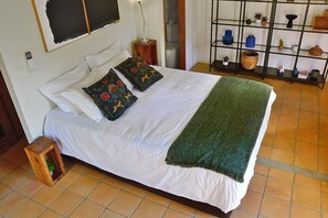 Casa de campo básica, 1 habitación, vista al río, en el área del jardín | Edredón, artículos del minibar gratis, wifi gratis y ropa de cama 