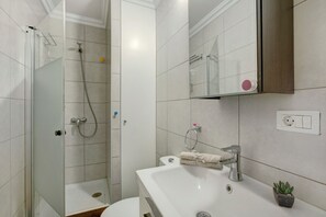 Een douche, een haardroger, handdoeken