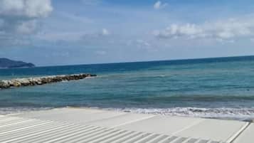 Privatstrand in der NĂ€he, schwarzer Sandstrand, 3 Strandbars