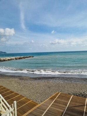 Private beach nearby, black sand, 3 beach bars - Albergo Stella di Mare (Lavagna)