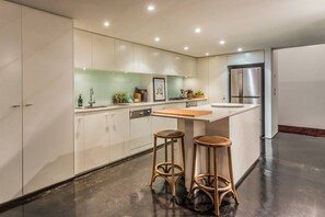 Fridge, microwave, oven, stovetop - Luxury warehouse apartment close to CBD (Abbotsford)