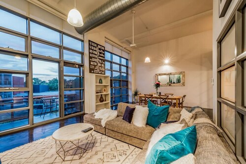 Luxury warehouse apartment close to CBD