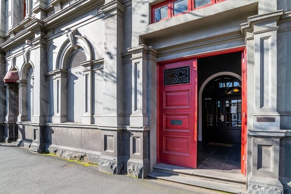 Exterior detail - Bright stylish gem in central Melbourne (Melbourne)