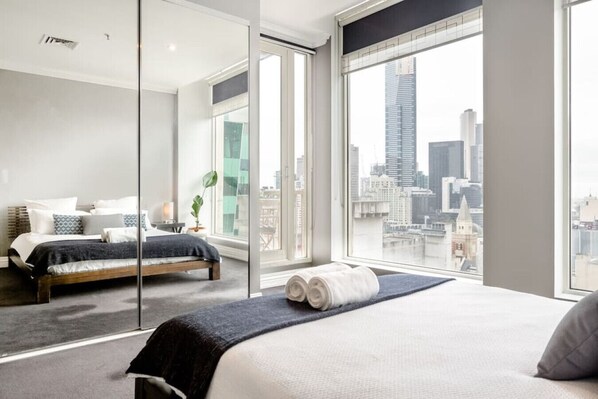 2 bedrooms, desk, iron/ironing board, WiFi - Bright, Luxury Penthouse with Amazing Views (Melbourne)