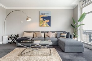 TV, stereo - Bright, Luxury Penthouse with Amazing Views (Melbourne)