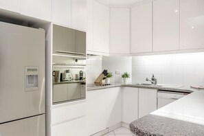 Fridge, microwave, oven, stovetop - Bright, Luxury Penthouse with Amazing Views (Melbourne)