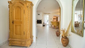 A hallway with a large wooden wardrobe, a mirror, and a vase with dried flowers. - Villa Euphoria Theologos Thassos (Θεολόγος)