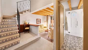 Dupleks Eksklusif, teras, pemandangan gunung | Area keluarga | Televisi layar datar 65-inci dengan saluran TV satelit dan TV