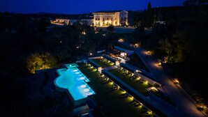 Un grand bâtiment à étages, doté d’une piscine et d’espaces extérieurs aménagés pour se détendre.
