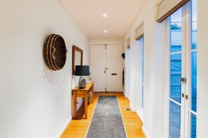 Interior - Sun-Soaked Sanctuary in the heart of Richmond (Richmond)