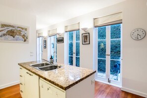 Interior - Sun-Soaked Sanctuary in the heart of Richmond (Richmond)