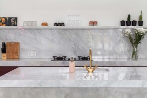 Vila, 3 quartos | Cozinha privada | Geladeira, cooktop, lava-louças, cafeteira/chaleira